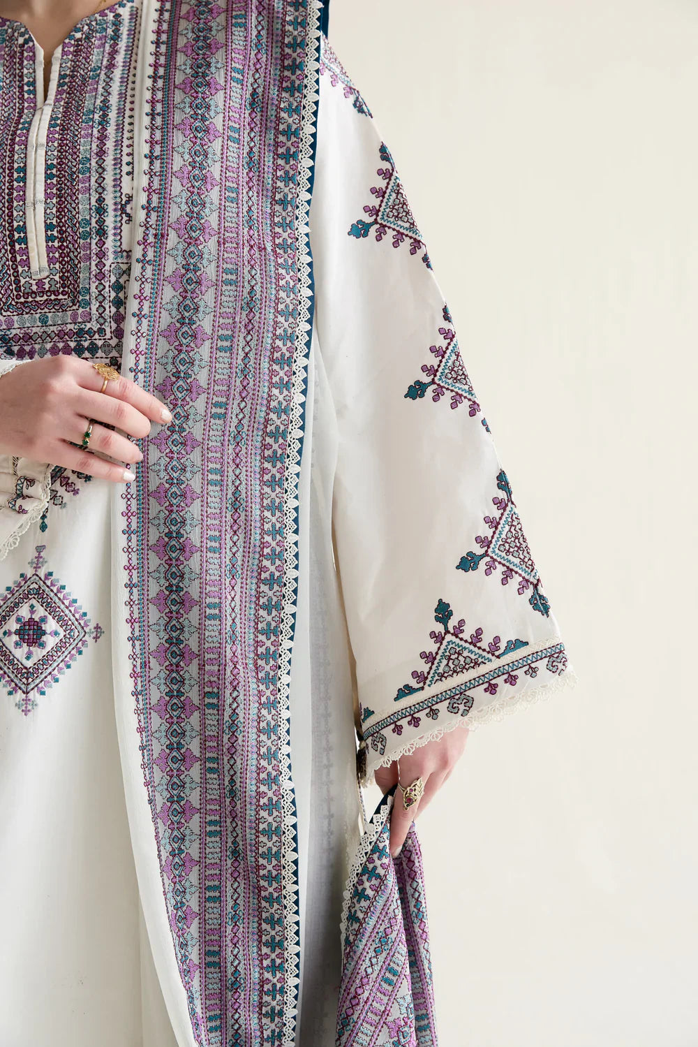 Grace S1425 - Embroidered 3pc Lawn Dress With Printed Lawn Dupatta.