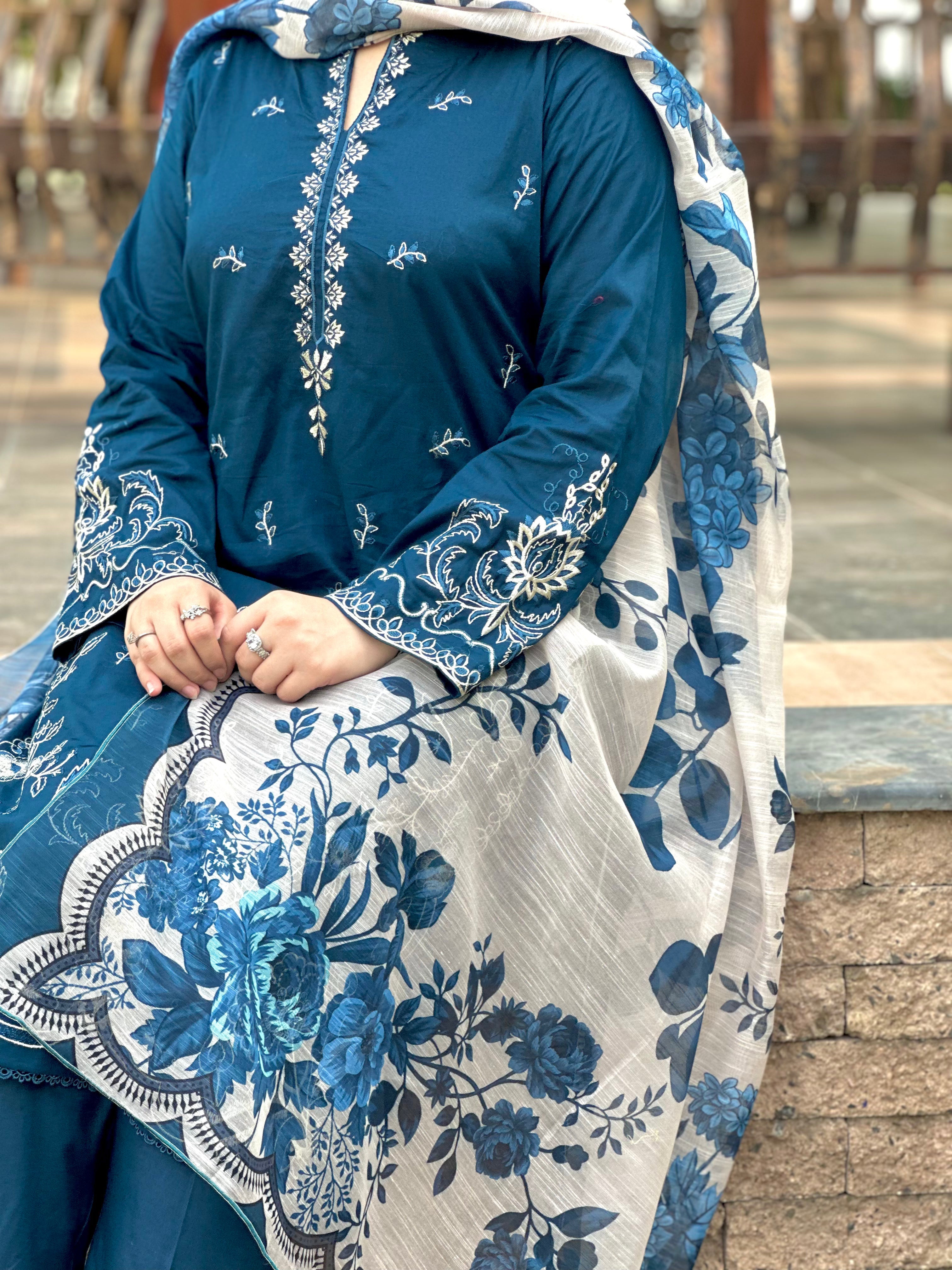 Grace S1002-Embroidered 3pc Lawn dress with Printed Munar Dupatta.