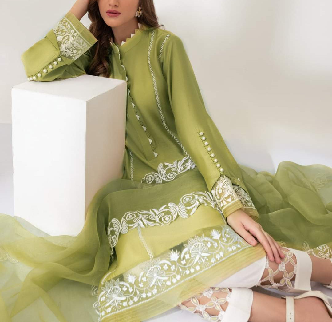 Grace S1011-Embroidered 3pc Lawn Dress with Embroidered Munar Dupatta.