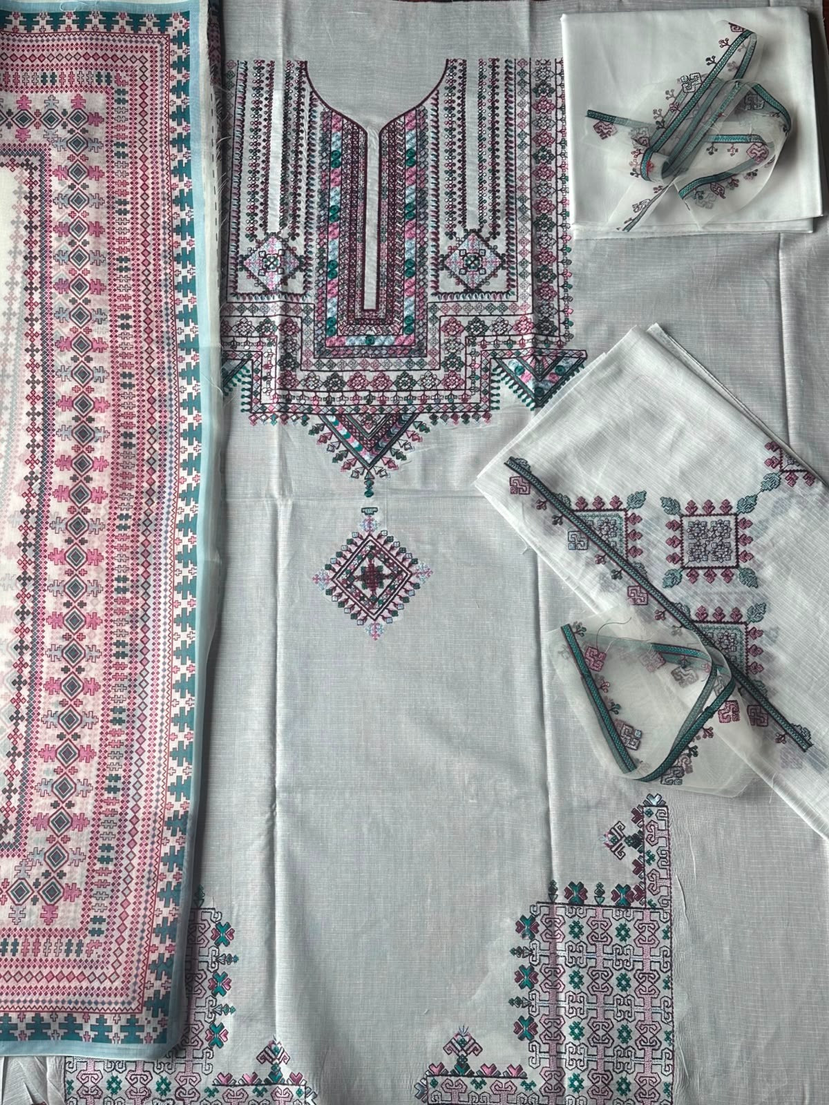Grace S1425 - Embroidered 3pc Lawn Dress With Printed Lawn Dupatta.