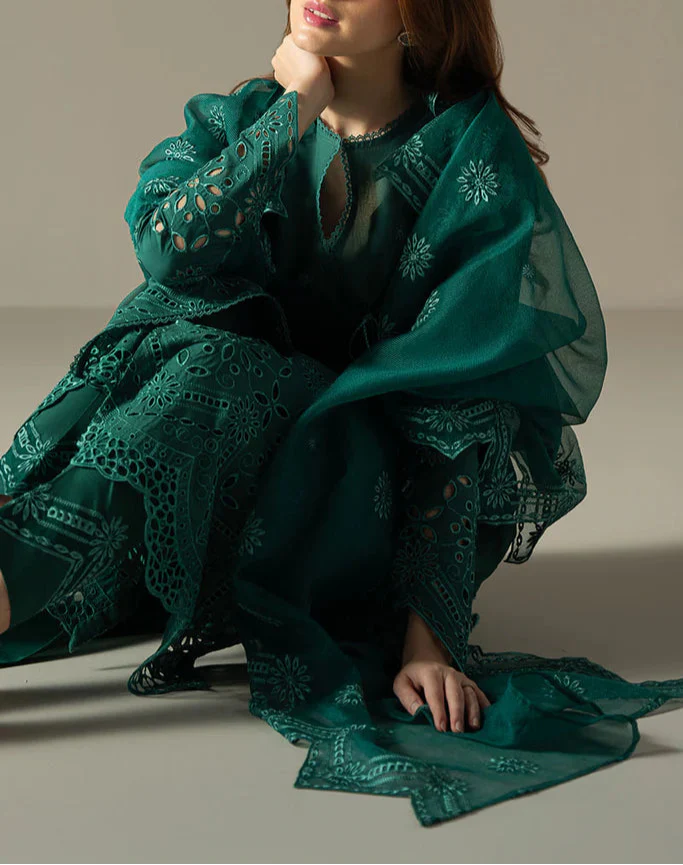 Grace S1236-Embroidered 3pc CHIKANKARI Lawn Dress With Embroidered CHIKANKARI Organza Dupatta.