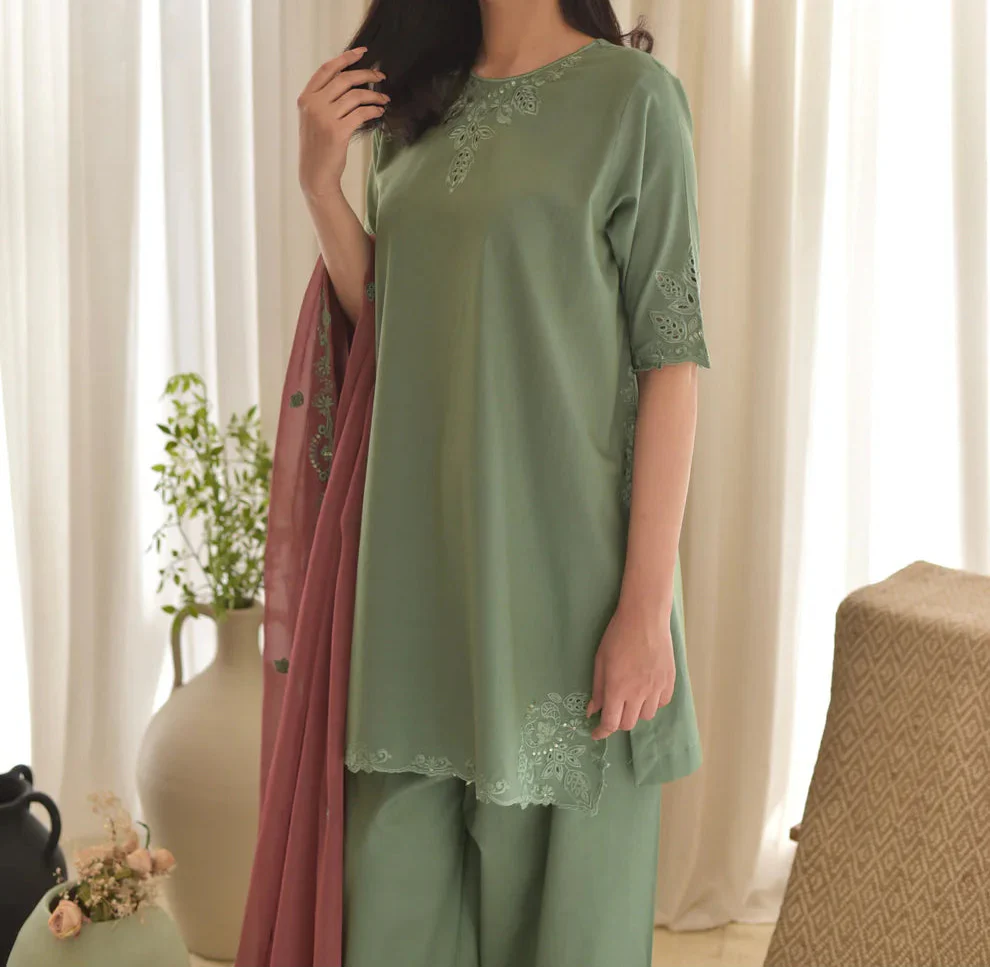 Grace S1444-Embroidered 3pc Lawn Dress With Embroidered Chiffon Dupatta.